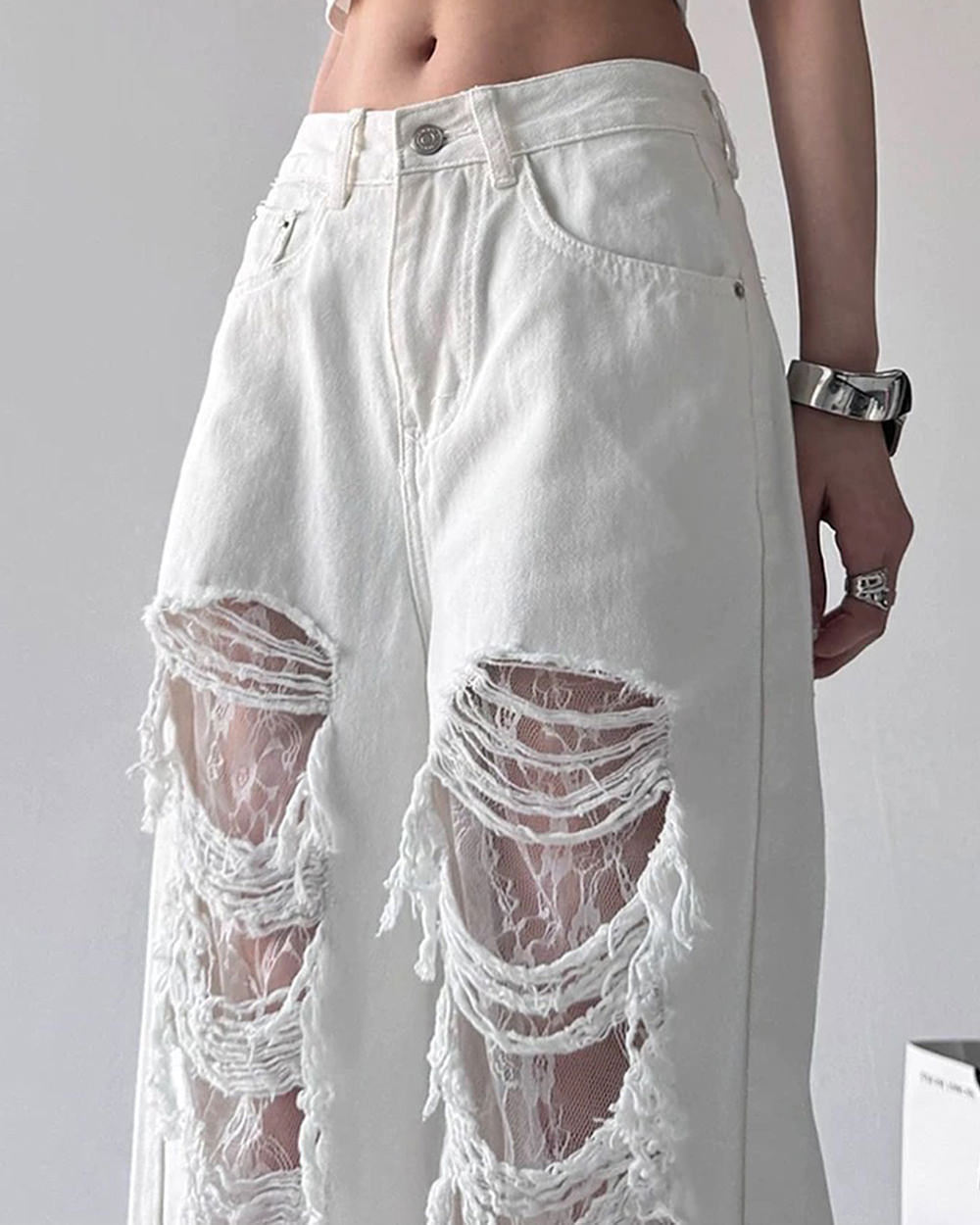 HIGH-WAISTED WHITE JEANS WITH LACE DETAILING AND DISTRESSED RIPS
