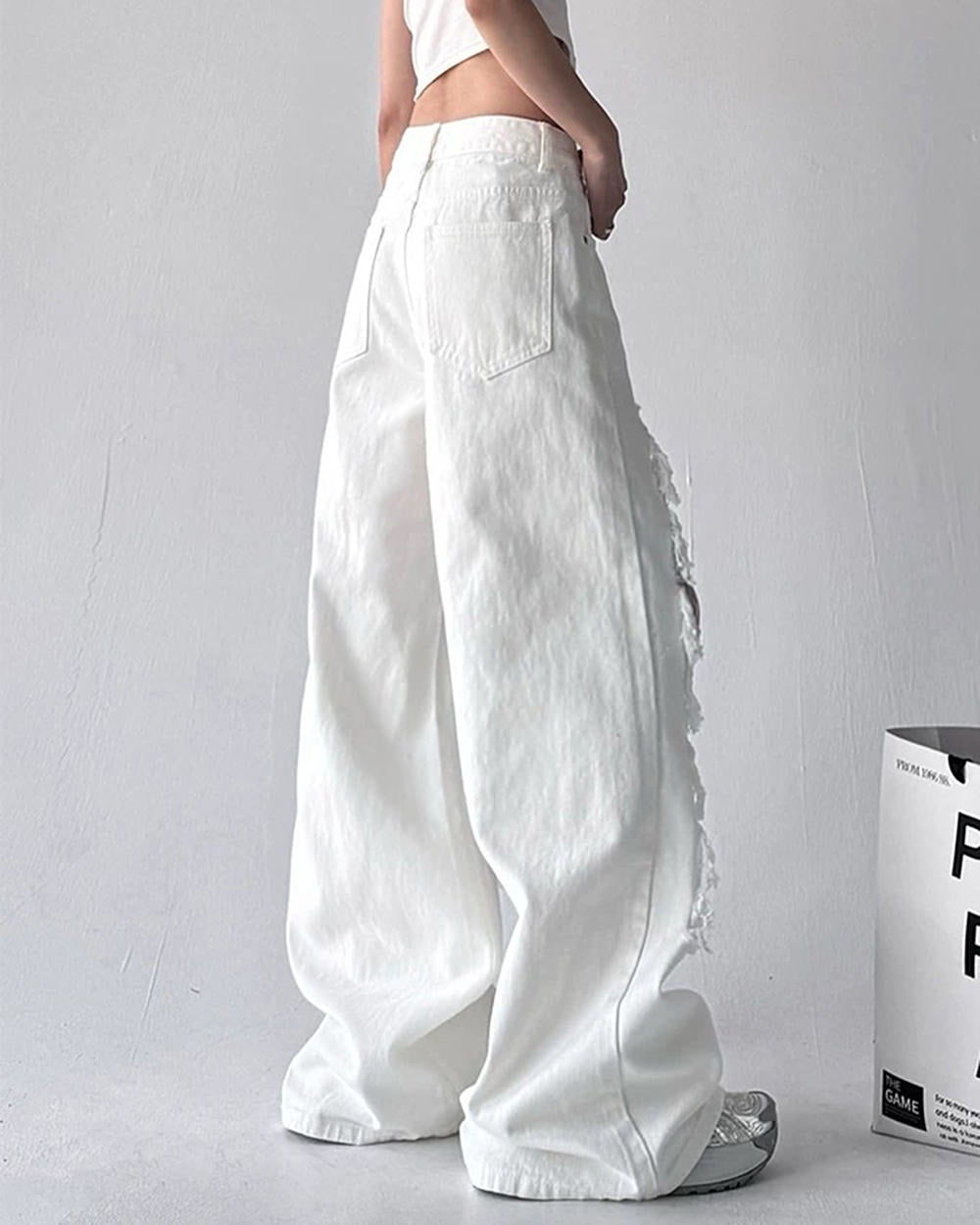 HIGH-WAISTED WHITE JEANS WITH LACE DETAILING AND DISTRESSED RIPS