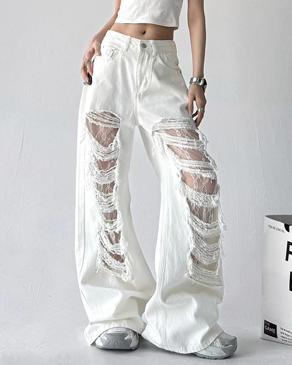 HIGH-WAISTED WHITE JEANS WITH LACE DETAILING AND DISTRESSED RIPS