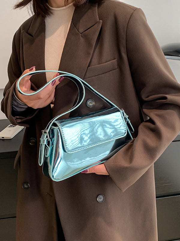 Modische Damen-Schultertasche aus Lackleder mit Baguette-Struktur und glänzendem Finish, die unter dem Arm getragen wird 