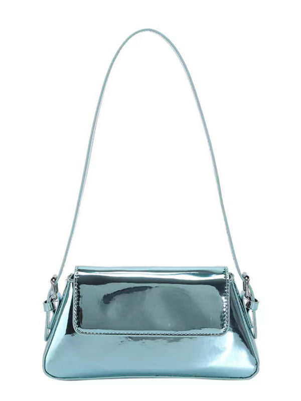 Modische Damen-Schultertasche aus Lackleder mit Baguette-Struktur und glänzendem Finish, die unter dem Arm getragen wird 