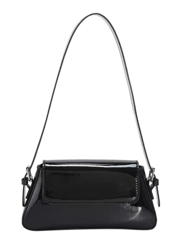 Modische Damen-Schultertasche aus Lackleder mit Baguette-Struktur und glänzendem Finish, die unter dem Arm getragen wird 