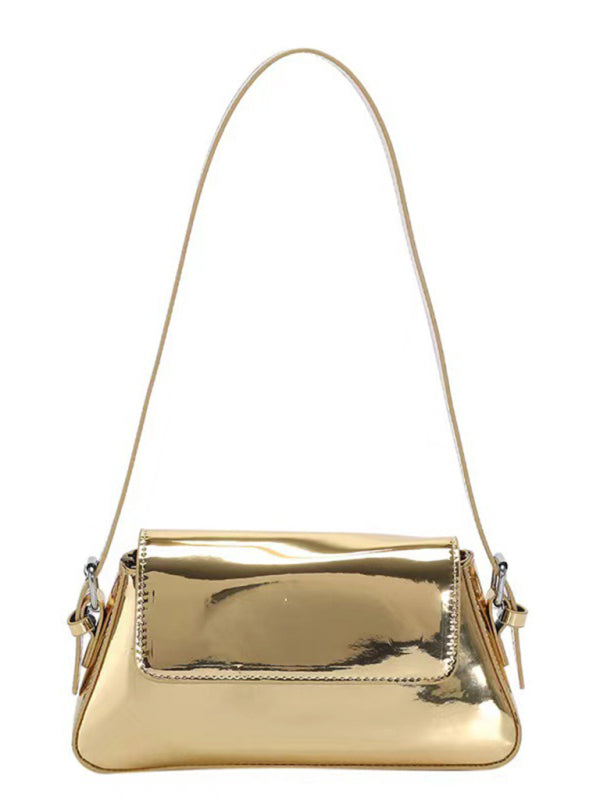 Modische Damen-Schultertasche aus Lackleder mit Baguette-Struktur und glänzendem Finish, die unter dem Arm getragen wird 