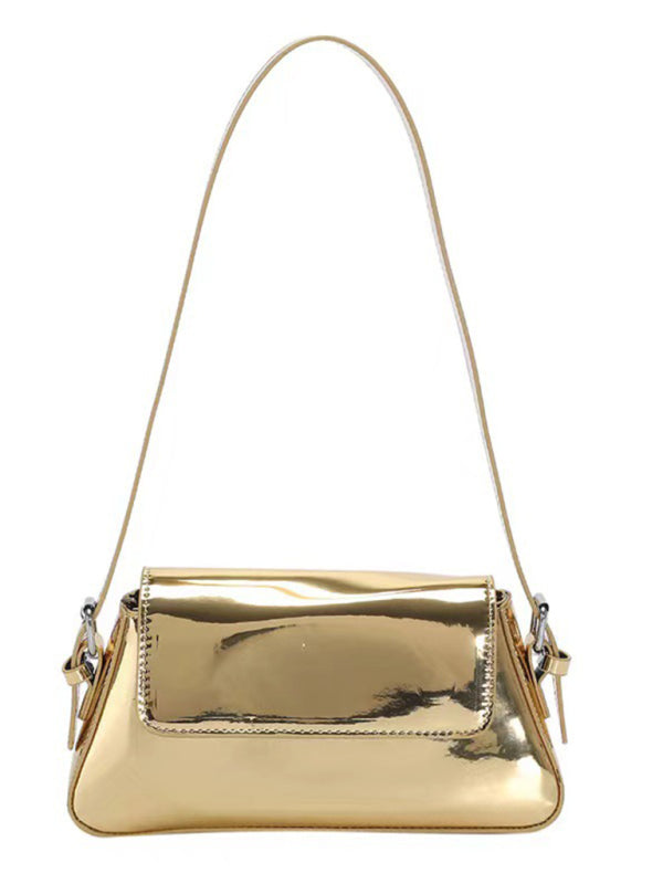 Modische Damen-Schultertasche aus Lackleder mit Baguette-Struktur und glänzendem Finish, die unter dem Arm getragen wird 