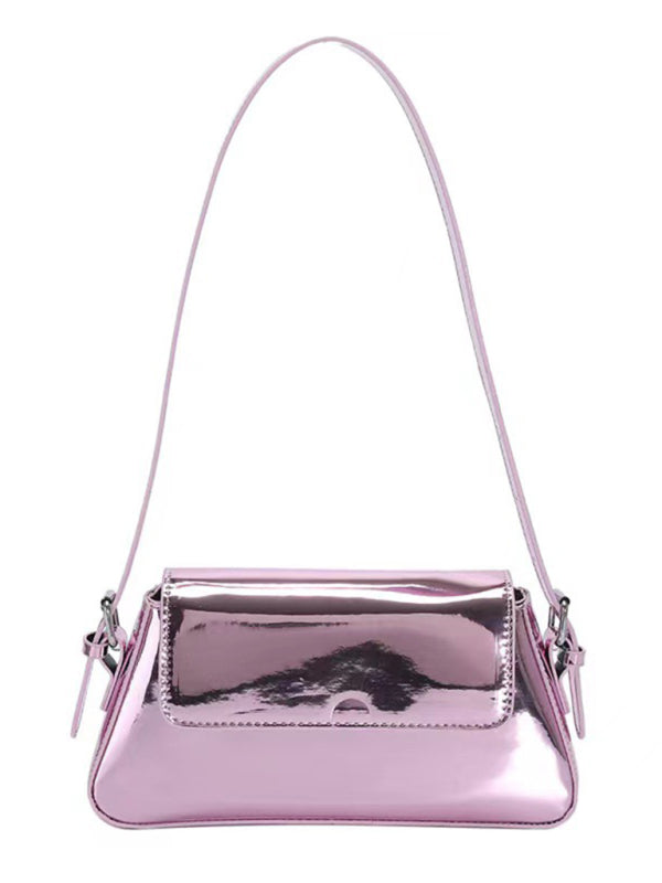 Modische Damen-Schultertasche aus Lackleder mit Baguette-Struktur und glänzendem Finish, die unter dem Arm getragen wird 