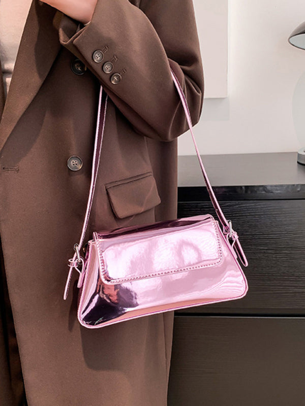 Modische Damen-Schultertasche aus Lackleder mit Baguette-Struktur und glänzendem Finish, die unter dem Arm getragen wird 