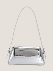 Modische Damen-Schultertasche aus Lackleder mit Baguette-Struktur und glänzendem Finish, die unter dem Arm getragen wird 