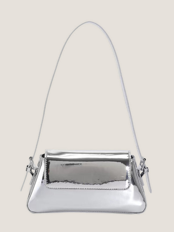 Modische Damen-Schultertasche aus Lackleder mit Baguette-Struktur und glänzendem Finish, die unter dem Arm getragen wird 