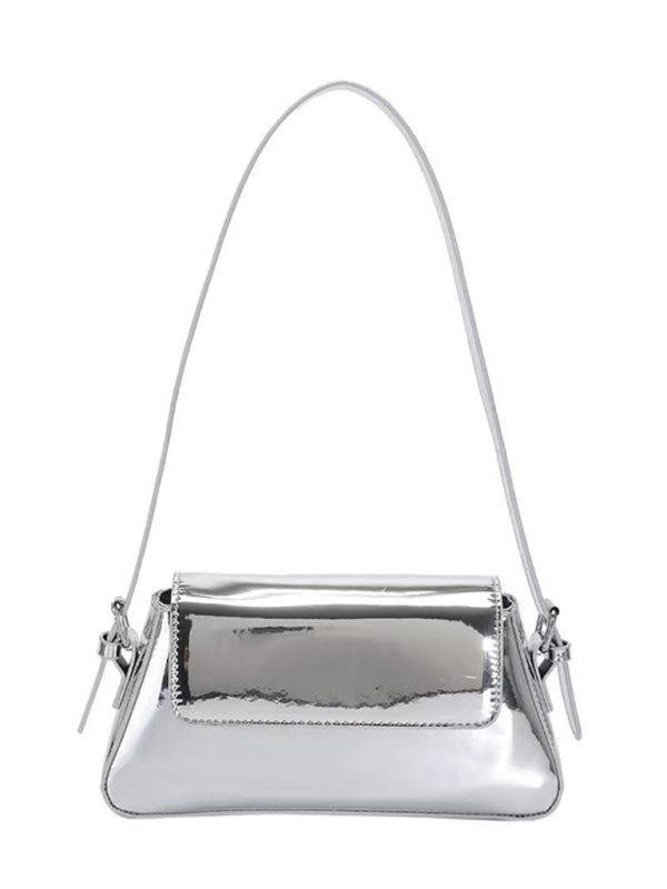 Modische Damen-Schultertasche aus Lackleder mit Baguette-Struktur und glänzendem Finish, die unter dem Arm getragen wird 