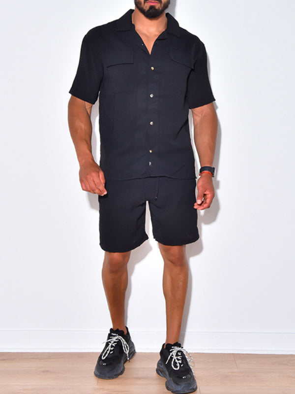 Lässiger Herrenanzug, bestehend aus zweiteiligem Set mit weitem, kurzem Hosenbund, Hose und Hemd. 