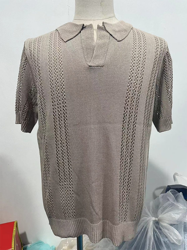 Polo homme en maille, manches courtes, col V, coupe ample, couleur unie 