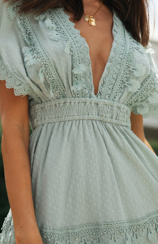 Baumwoll-Minikleid mit V-Ausschnitt und Spitzenbesatz 