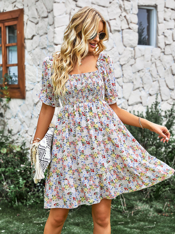 Damenkleid mit französischem eckigem Kragen, kurzen Ärmeln und Blumenmuster 
