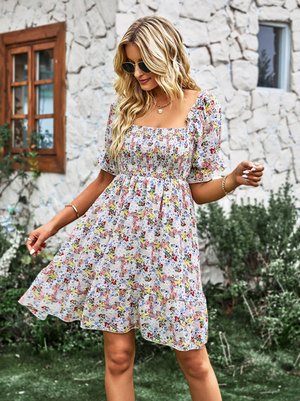 Damenkleid mit französischem eckigem Kragen, kurzen Ärmeln und Blumenmuster 