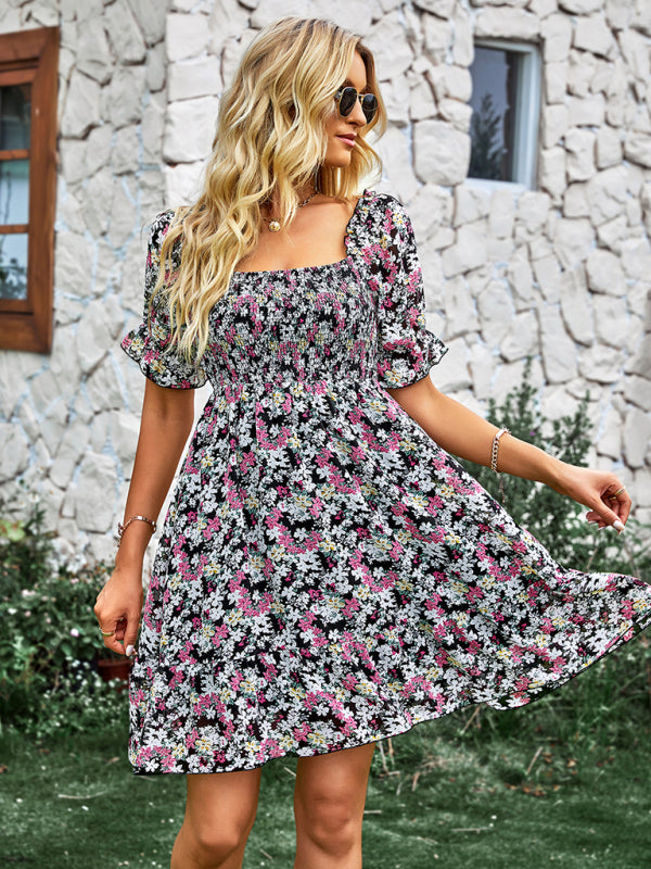 Damenkleid mit französischem eckigem Kragen, kurzen Ärmeln und Blumenmuster 