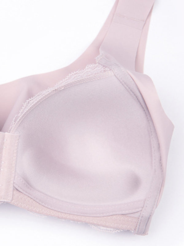 Sous-vêtements sexy et moulants en dentelle et anneaux métalliques pour une fille tentatrice 