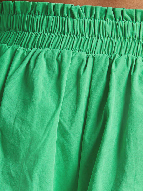 Ensemble deux pièces uni, chemise à revers manches longues et short, coupe ample et décontractée. 