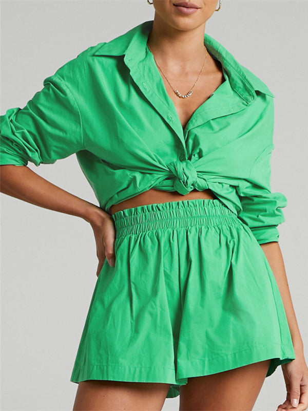 Ensemble deux pièces uni, chemise à revers manches longues et short, coupe ample et décontractée. 