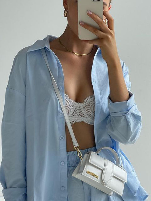 Ensemble deux pièces uni, chemise à revers manches longues et short, coupe ample et décontractée. 