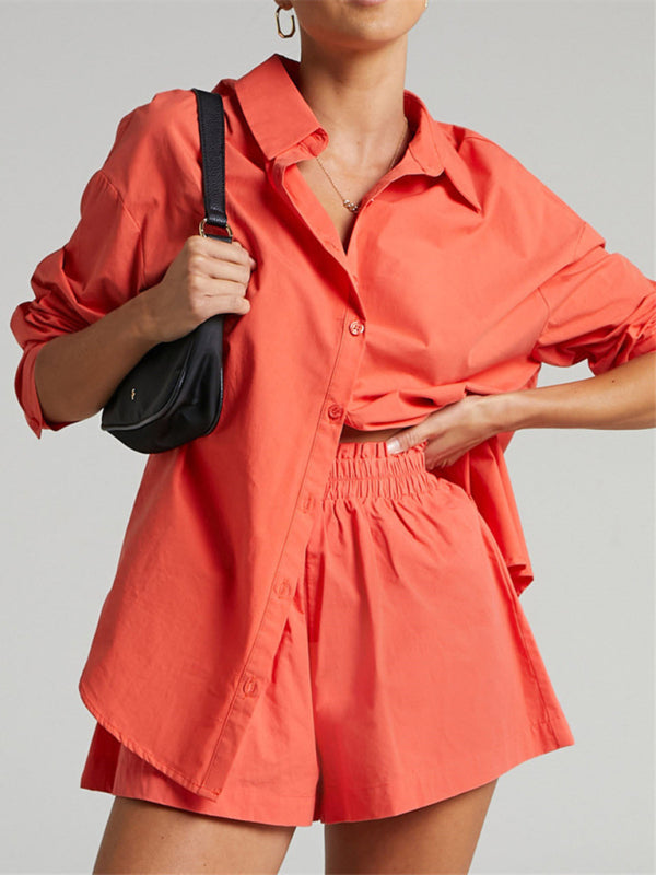 Ensemble deux pièces uni, chemise à revers manches longues et short, coupe ample et décontractée. 