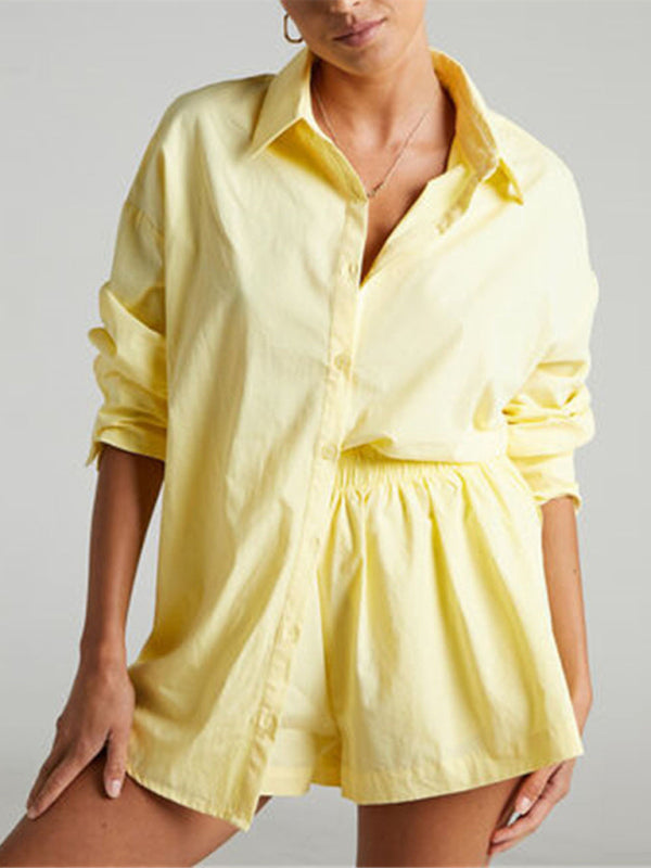 Ensemble deux pièces uni, chemise à revers manches longues et short, coupe ample et décontractée. 