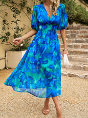 Elegantes, tailliertes Kleid mit V-Ausschnitt und Boho-Print für den Urlaub 