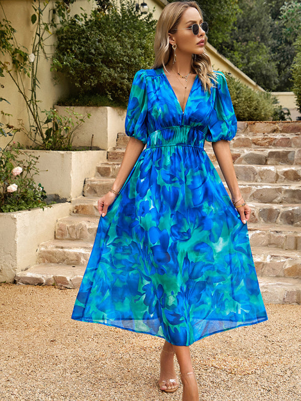 Elegantes, tailliertes Kleid mit V-Ausschnitt und Boho-Print für den Urlaub 