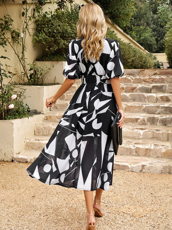 Elegantes, tailliertes Kleid mit V-Ausschnitt und Boho-Print für den Urlaub 
