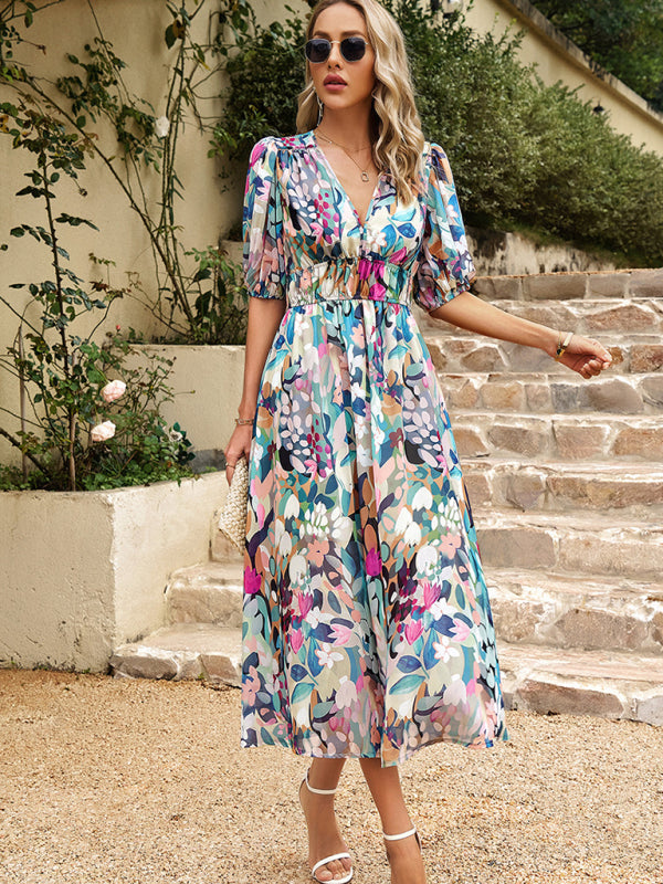 Elegantes, tailliertes Kleid mit V-Ausschnitt und Boho-Print für den Urlaub 