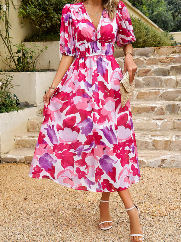 Elegantes, tailliertes Kleid mit V-Ausschnitt und Boho-Print für den Urlaub 