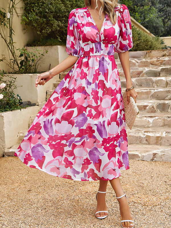 Elegantes, tailliertes Kleid mit V-Ausschnitt und Boho-Print für den Urlaub 