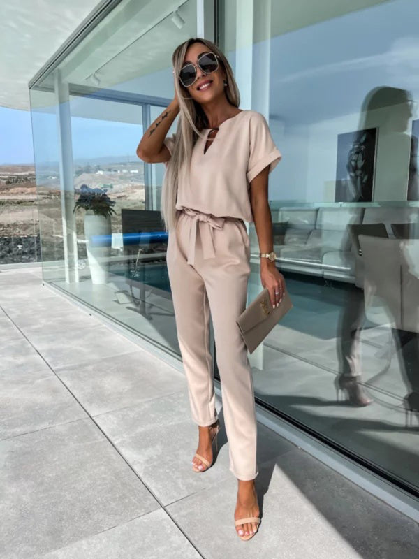 Kurzärmeliger Jumpsuit mit V-Ausschnitt, Eingrifftasche, elastischem Bund und Bindebändern, Bleistifthose und kurzem Schnitt 
