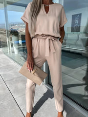 Kurzärmeliger Jumpsuit mit V-Ausschnitt, Eingrifftasche, elastischem Bund und Bindebändern, Bleistifthose und kurzem Schnitt 