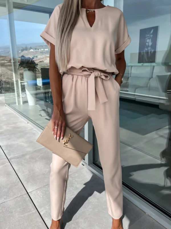 Kurzärmeliger Jumpsuit mit V-Ausschnitt, Eingrifftasche, elastischem Bund und Bindebändern, Bleistifthose und kurzem Schnitt 