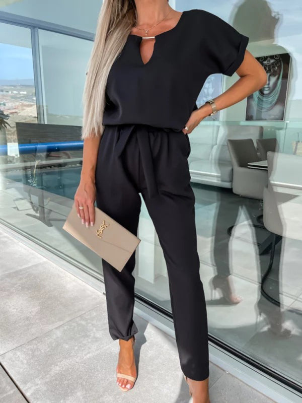 Kurzärmeliger Jumpsuit mit V-Ausschnitt, Eingrifftasche, elastischem Bund und Bindebändern, Bleistifthose und kurzem Schnitt 