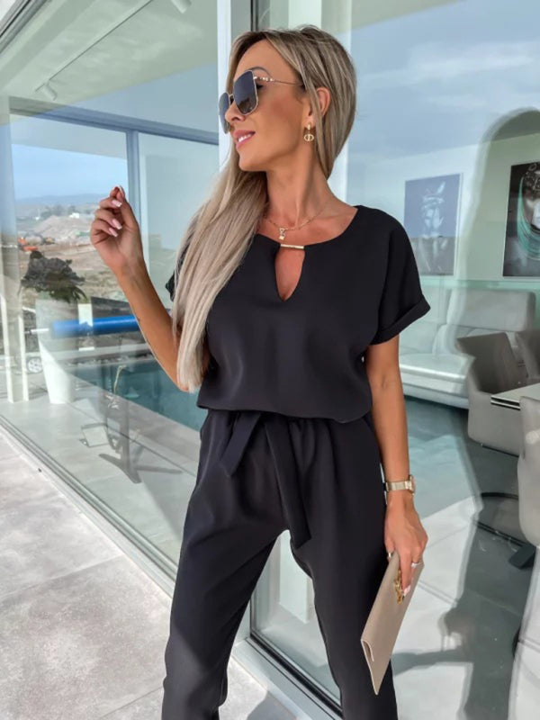 Kurzärmeliger Jumpsuit mit V-Ausschnitt, Eingrifftasche, elastischem Bund und Bindebändern, Bleistifthose und kurzem Schnitt 