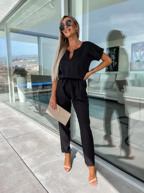 Kurzärmeliger Jumpsuit mit V-Ausschnitt, Eingrifftasche, elastischem Bund und Bindebändern, Bleistifthose und kurzem Schnitt 