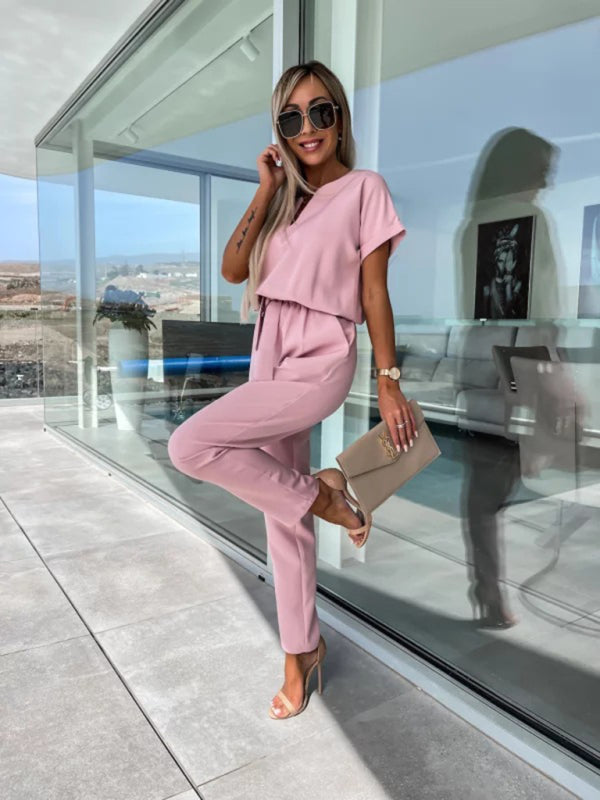 Kurzärmeliger Jumpsuit mit V-Ausschnitt, Eingrifftasche, elastischem Bund und Bindebändern, Bleistifthose und kurzem Schnitt 