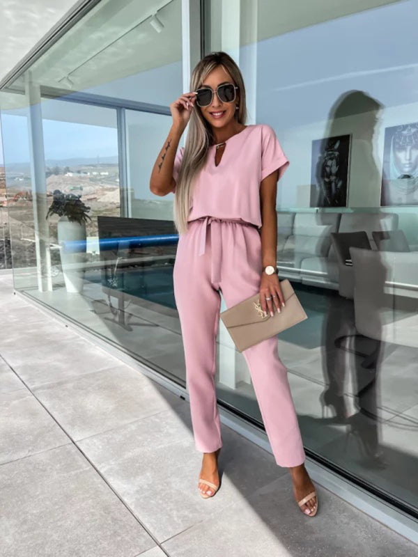 Kurzärmeliger Jumpsuit mit V-Ausschnitt, Eingrifftasche, elastischem Bund und Bindebändern, Bleistifthose und kurzem Schnitt 