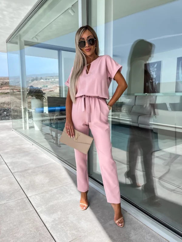 Kurzärmeliger Jumpsuit mit V-Ausschnitt, Eingrifftasche, elastischem Bund und Bindebändern, Bleistifthose und kurzem Schnitt 