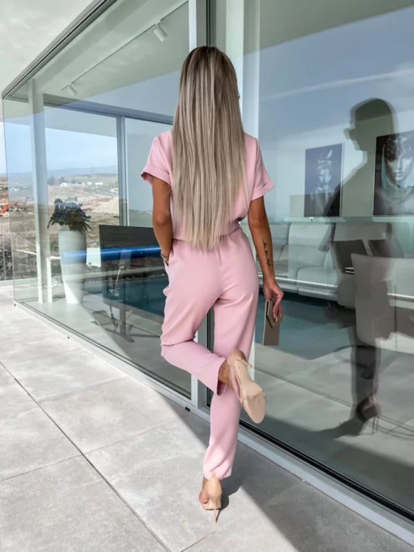 Kurzärmeliger Jumpsuit mit V-Ausschnitt, Eingrifftasche, elastischem Bund und Bindebändern, Bleistifthose und kurzem Schnitt 