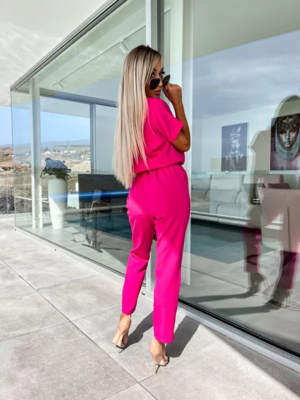 Kurzärmeliger Jumpsuit mit V-Ausschnitt, Eingrifftasche, elastischem Bund und Bindebändern, Bleistifthose und kurzem Schnitt 