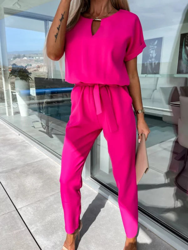 Kurzärmeliger Jumpsuit mit V-Ausschnitt, Eingrifftasche, elastischem Bund und Bindebändern, Bleistifthose und kurzem Schnitt 