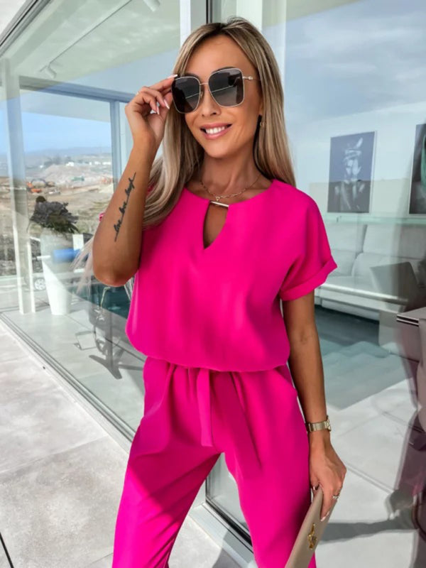 Kurzärmeliger Jumpsuit mit V-Ausschnitt, Eingrifftasche, elastischem Bund und Bindebändern, Bleistifthose und kurzem Schnitt 