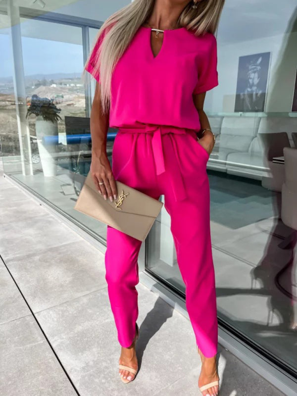Kurzärmeliger Jumpsuit mit V-Ausschnitt, Eingrifftasche, elastischem Bund und Bindebändern, Bleistifthose und kurzem Schnitt 