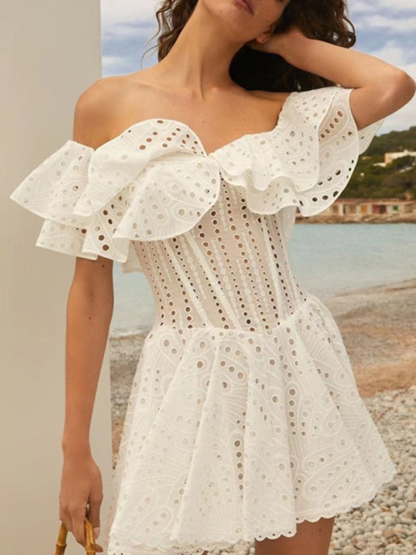 Süßes und sexy festliches Kleid mit einseitigem Halsausschnitt, Rüschensaum und Lochstickerei 