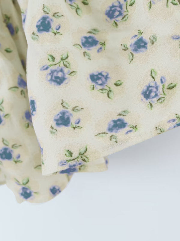 Damen-Set: Elastisches Oberteil mit fliegenden Ärmeln, Blumenmuster und Hüftrock 