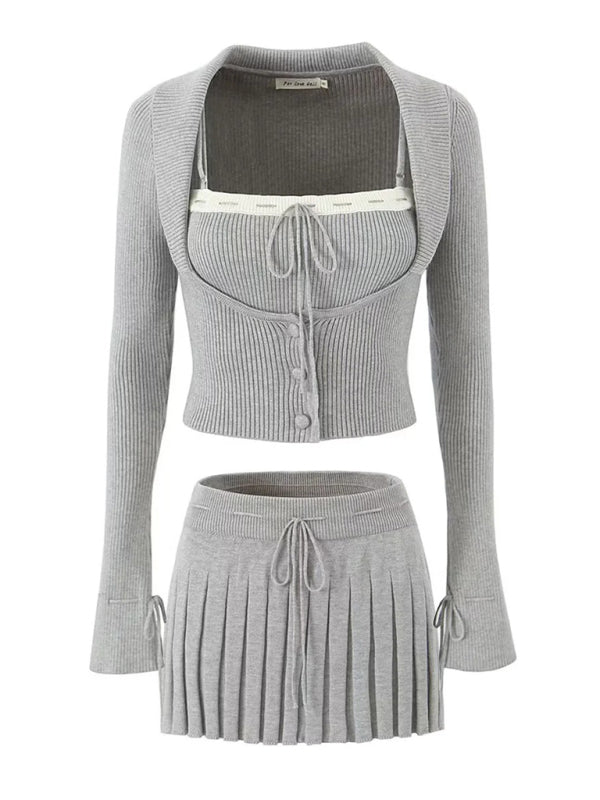Damen-Langarmjacke mit neuem Reverskragen + farblich passende Hosenträger + Faltenrock 