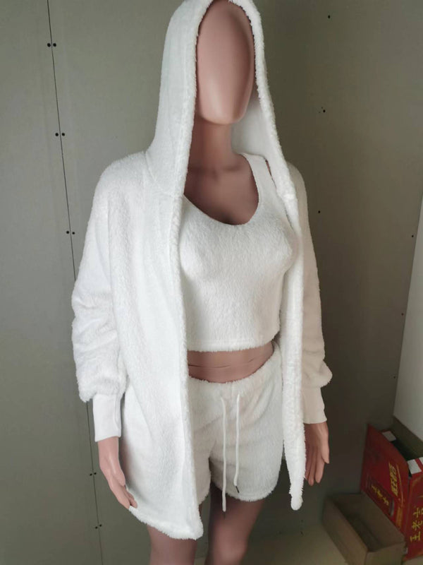 Ensemble de sport décontracté trois pièces en peluche comprenant une veste, un gilet et un short. 