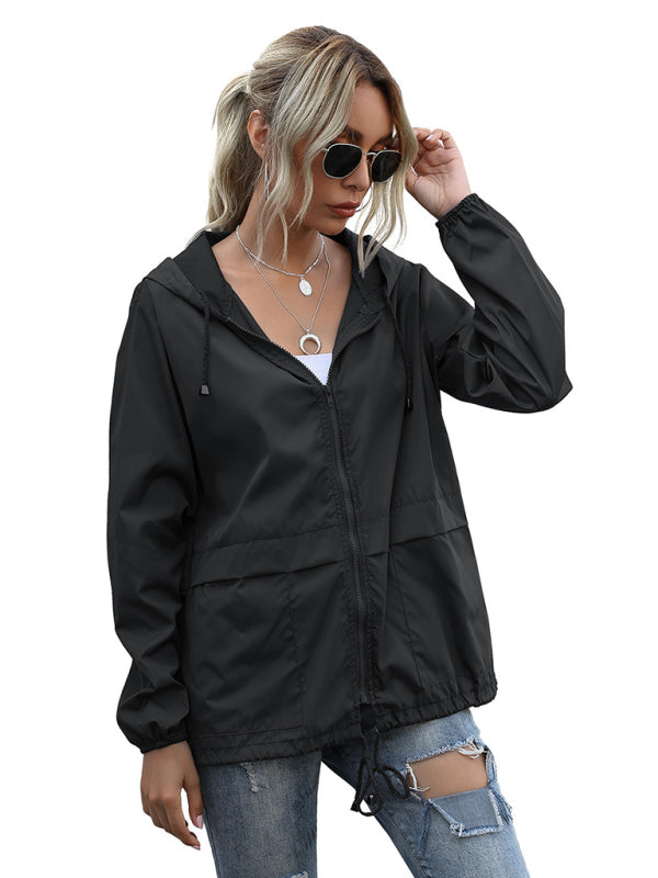 Neue leichte Damen-Regenjacke mit Reißverschluss und Kapuze, ideal für Outdoor-Aktivitäten wie Wandern. 